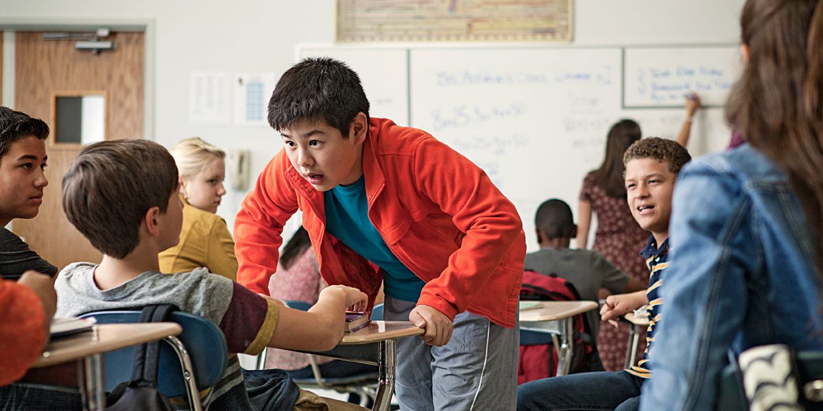 Moshanyana e mong o hlorisoa ke e mong ka pel’a bana ba tlelase ea hae