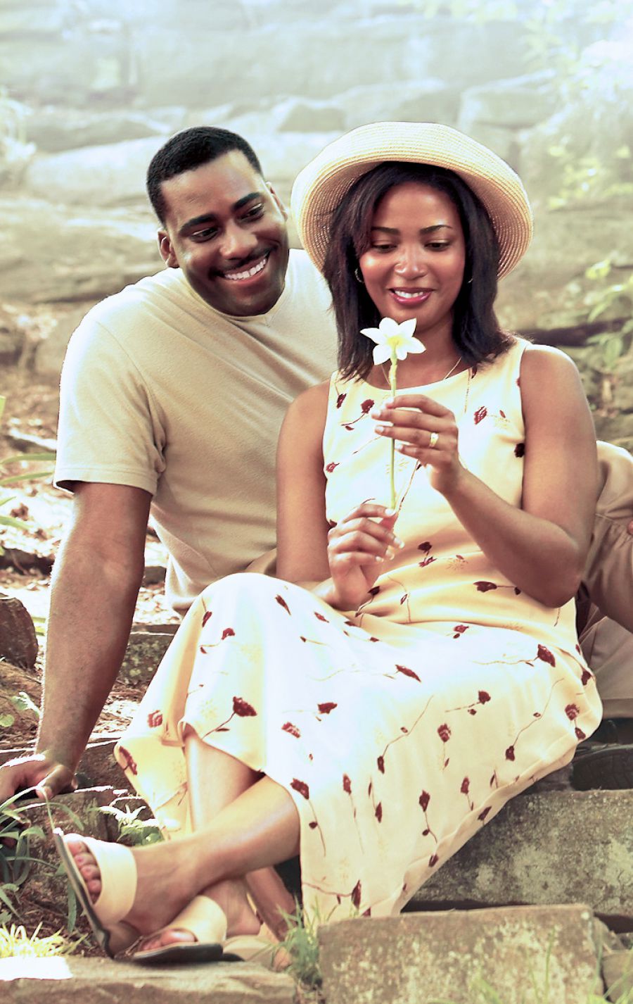 Salaki jeung pamajikeun diuk di taman keur ningali kembang