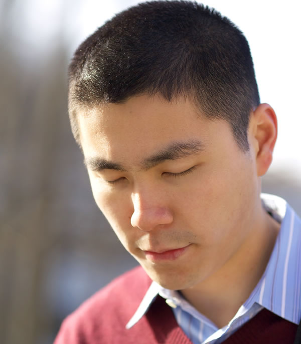 Saurang lalaki keur ngadoa