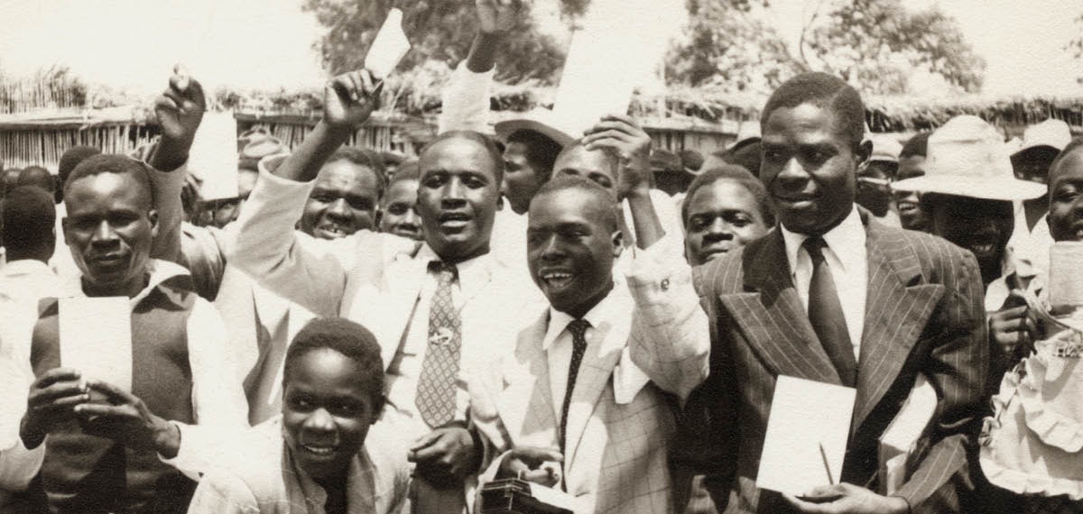 Dina kongrés di Chingola, Zambia taun 1954, sababaraha sadérék keur nyekel alat bantu keur diajar maca dina basa Cinyanja.