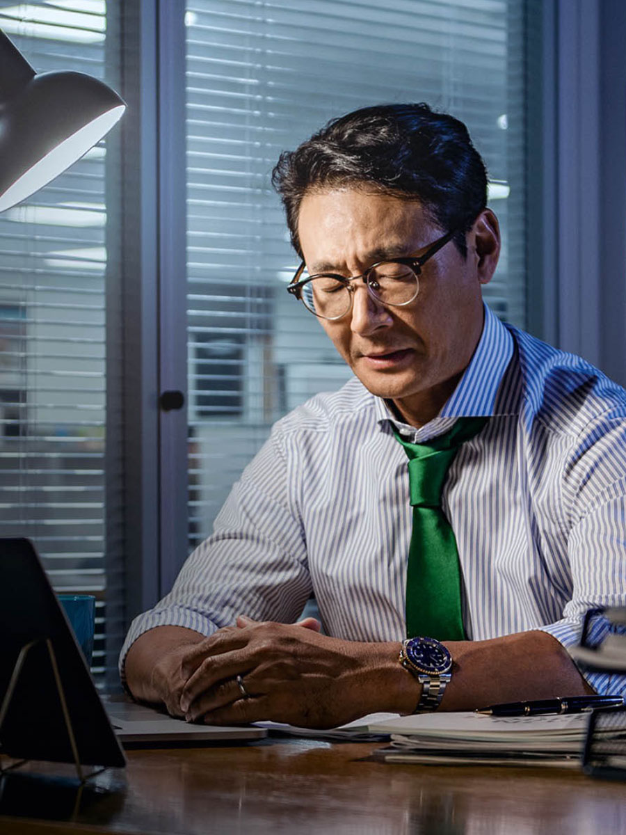 Saurang pagawé keur ngadoa di tempat gawéna.