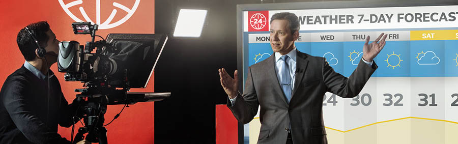 Saurang lalaki méré ramalan cuaca keur saminggu ka hareup.