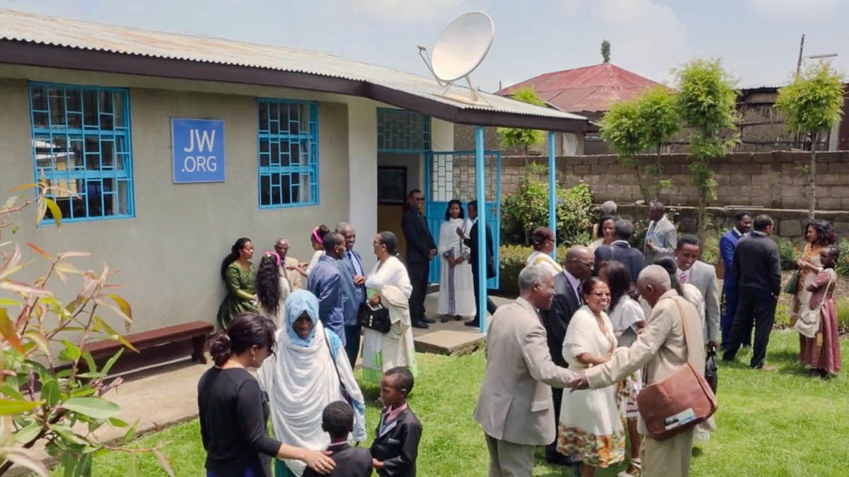 Sadérék-sadérék keur campur gaul di luar Balé Karajaan.