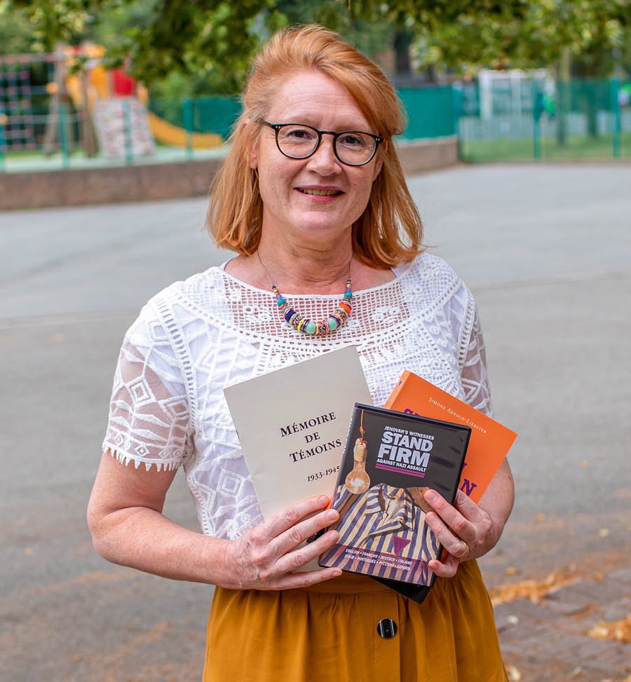 Maud nyekel tilu publikasi.