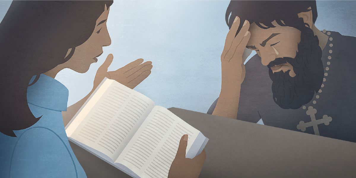 Saurang awéwé ngabahas ayat Alkitab bareng jeung saurang pandéta nu keur ceurik.