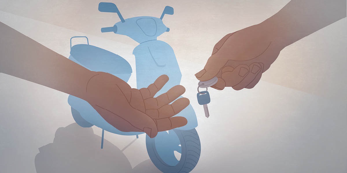 Nu ngajual motor méré konci ka nu meuli. Motorna aya di tukangeun.