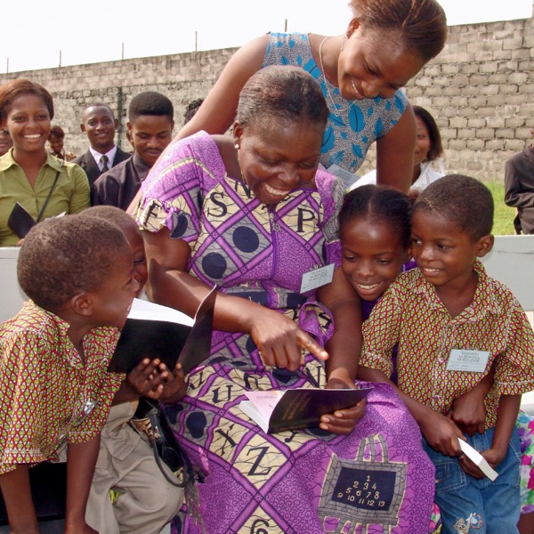 Jalma-jalma keur ningalian Kitab Suci Terjemahan Dunia Baru di Kongo (Kinshasa)