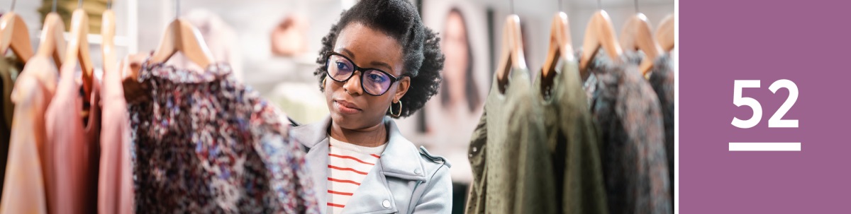 Bab 52. Saurang awéwé keur mikir rék meuli baju naon.