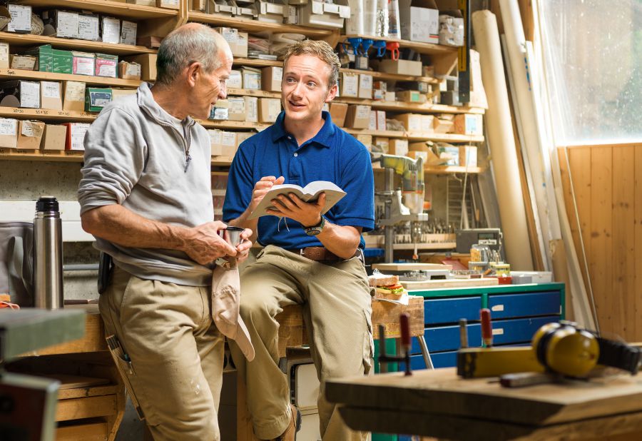 Saurang sadérék keur ngawawar ka batur gawéna