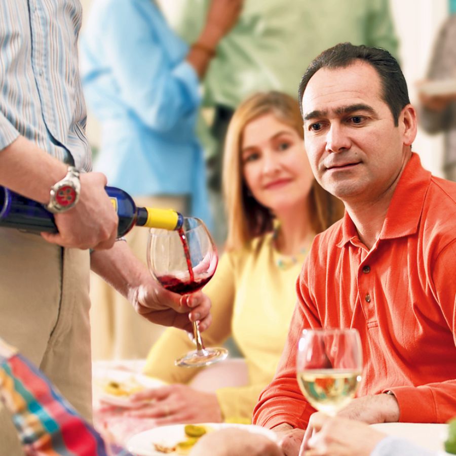 Saurang sadérék keur mikir rék nginum alkohol atawa henteu