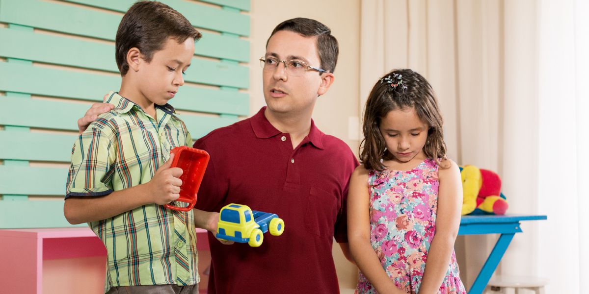 Saurang bapa keur mapatahan barudakna