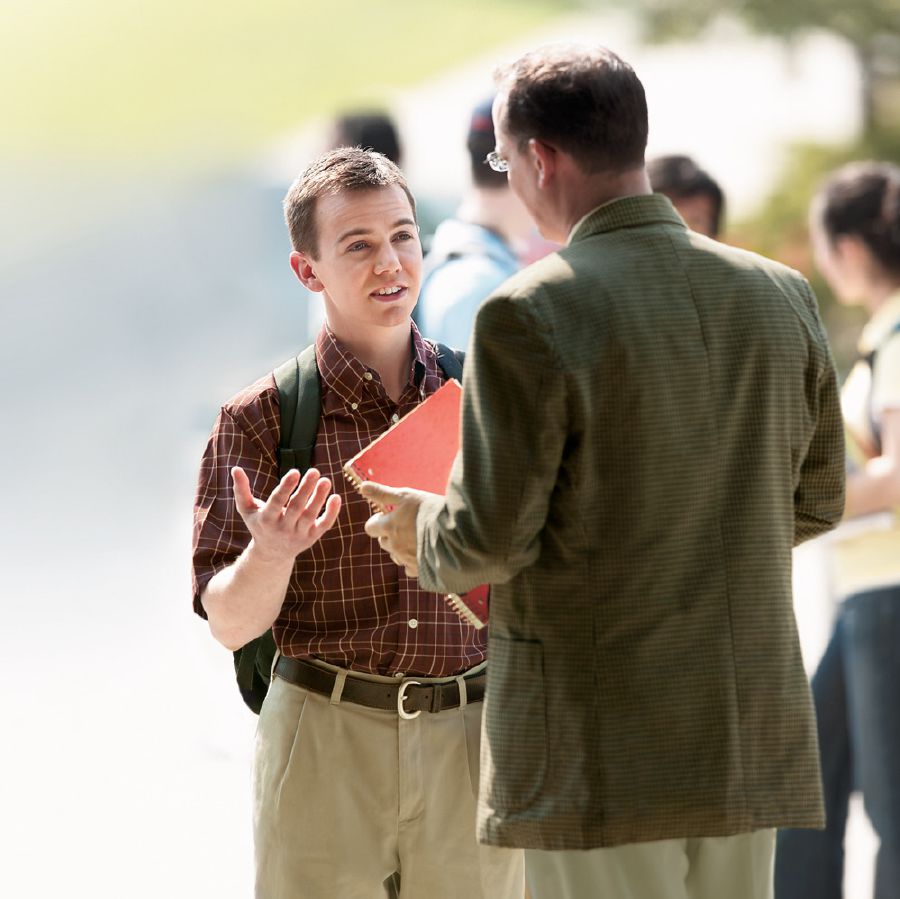 Saurang budak ngora Saksi ngajelaskeun imanna ka saurang bapa