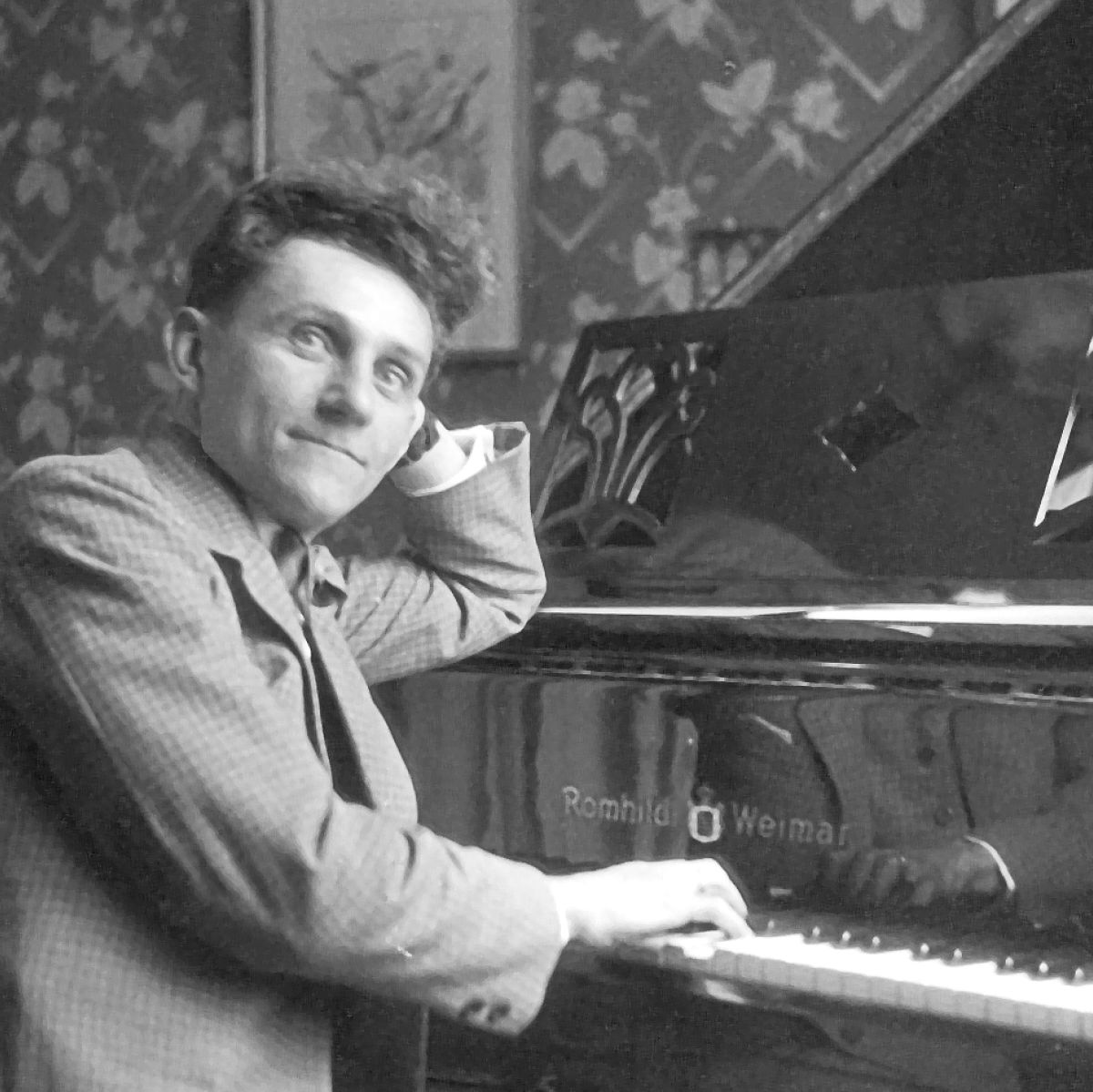 Sadérék Erich Frost diuk di sisi piano