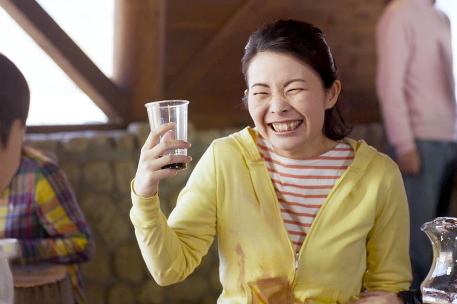 Miki seuri basa aya budak leutik nu nubruk manéhna nepi ka nyababkeun bajuna kotor lantaran inumeunana bahé