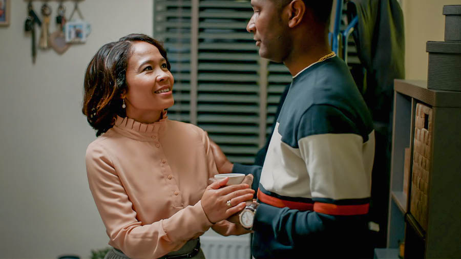 Gambar tina vidéo ’Silih Pikanyaah Dina Kulawarga Sadérék’. Sanggeus balik ka imah, saurang sadérék istri sabar ngadéngékeun jeung nenangkeun salakina.