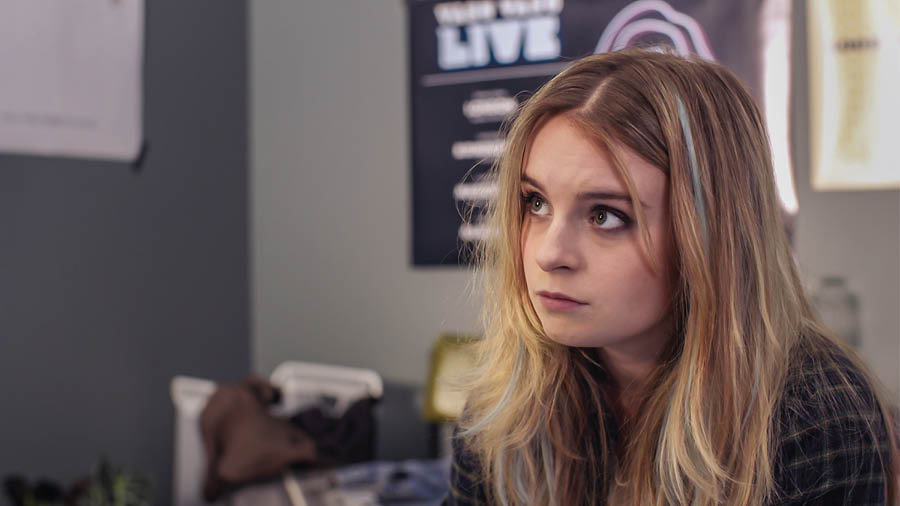 Cuplikan tina Vidéo ’Sing Bungah Dina Dines—Ningkatkeun Kamampuh—Ngageuing Haté.’ Jasmin ngadéngékeun Nita.