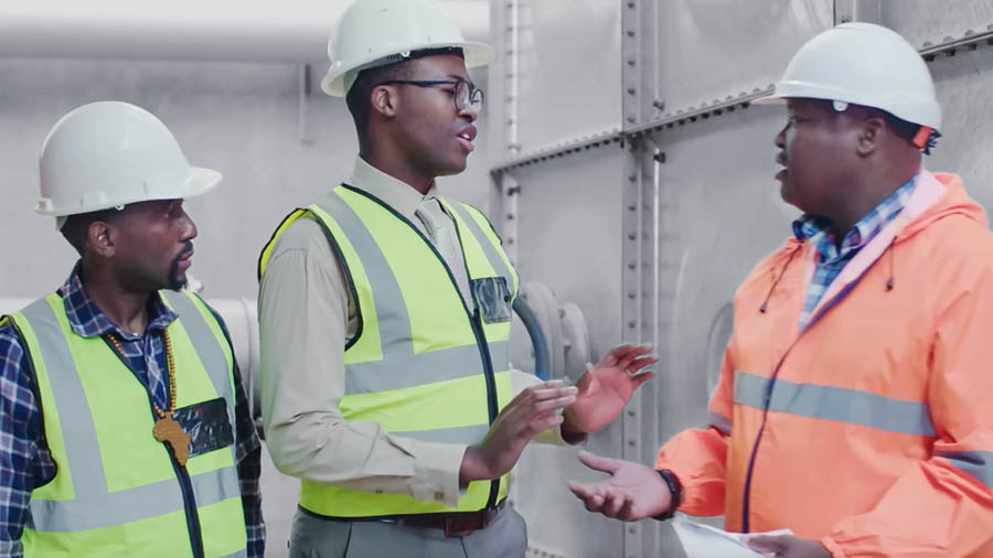 Gambar tina vidéo ”Sapinuh Haté Ngawula Yéhuwa”. Tomas ningali Jason teu daék disogok ku bosna.