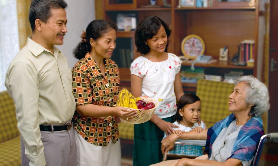 Nini-nini dibawakeun dahareun ku hiji kulawarga