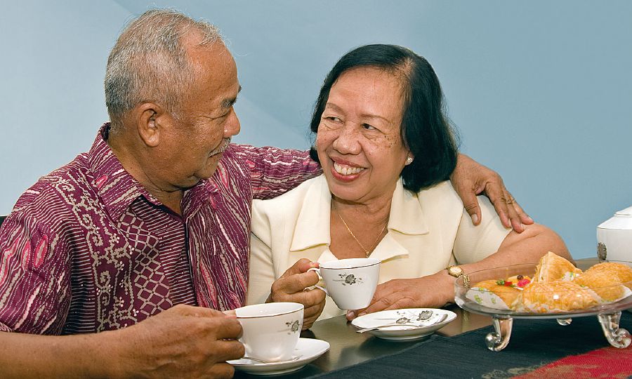 Dumas jeung Sumiatun nginum ci entéh bareng