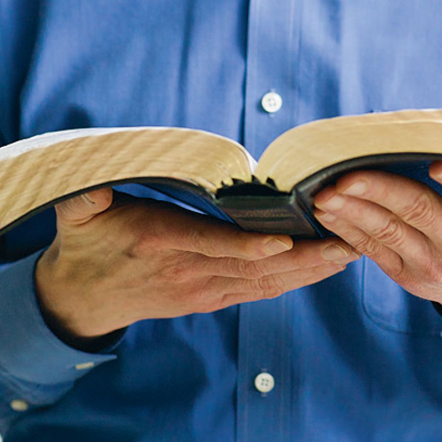 Saurang lalaki nyepeng Kitab Suci