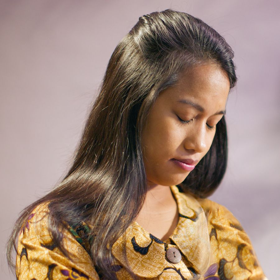 Saurang awéwé keur ngadoa