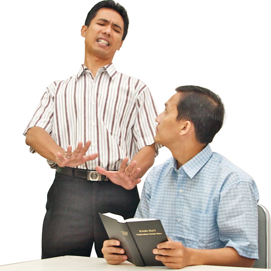 Hiji jalma maca Kitab Suci, jalma séjénna ngaléléwé manéhna