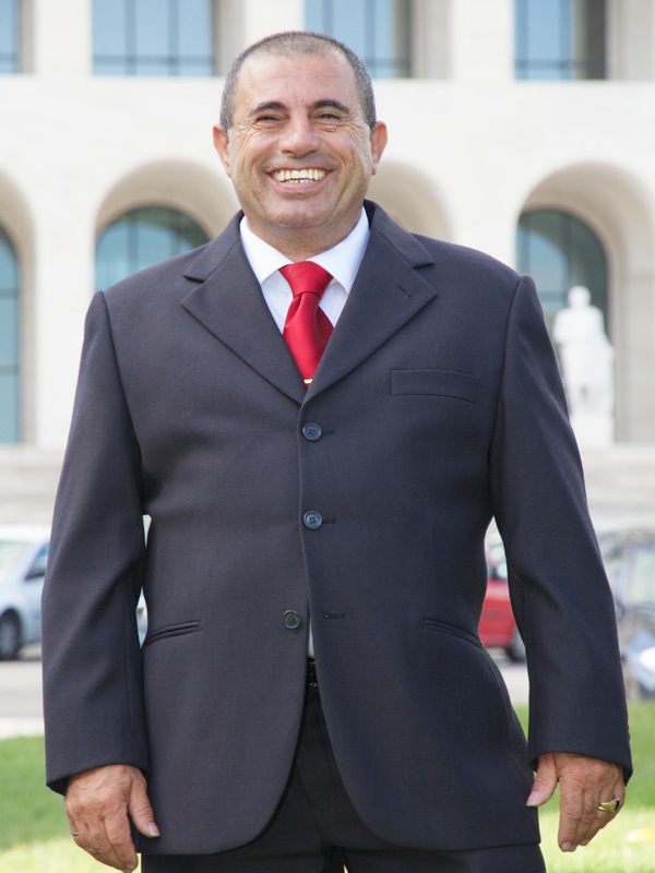 Annunziato Lugarà nu geus ngarobah kahirupanana, buukna geus dicukur jeung katingali bagja