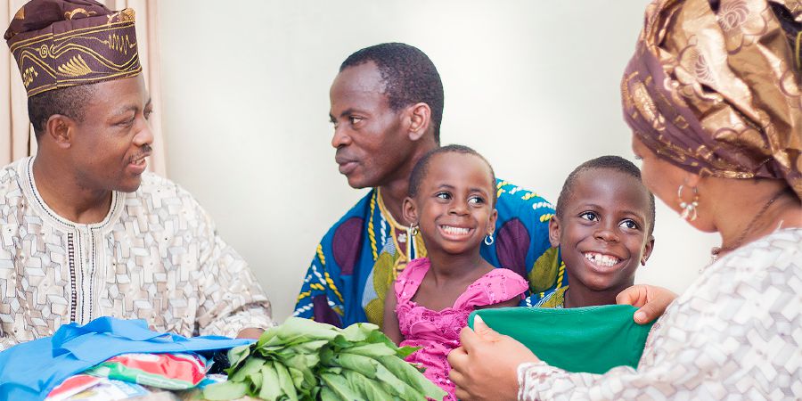 Sapasang salaki pamajikan ngabagikeun dahareun jeung pakéan ka saurang sadérék tur barudakna
