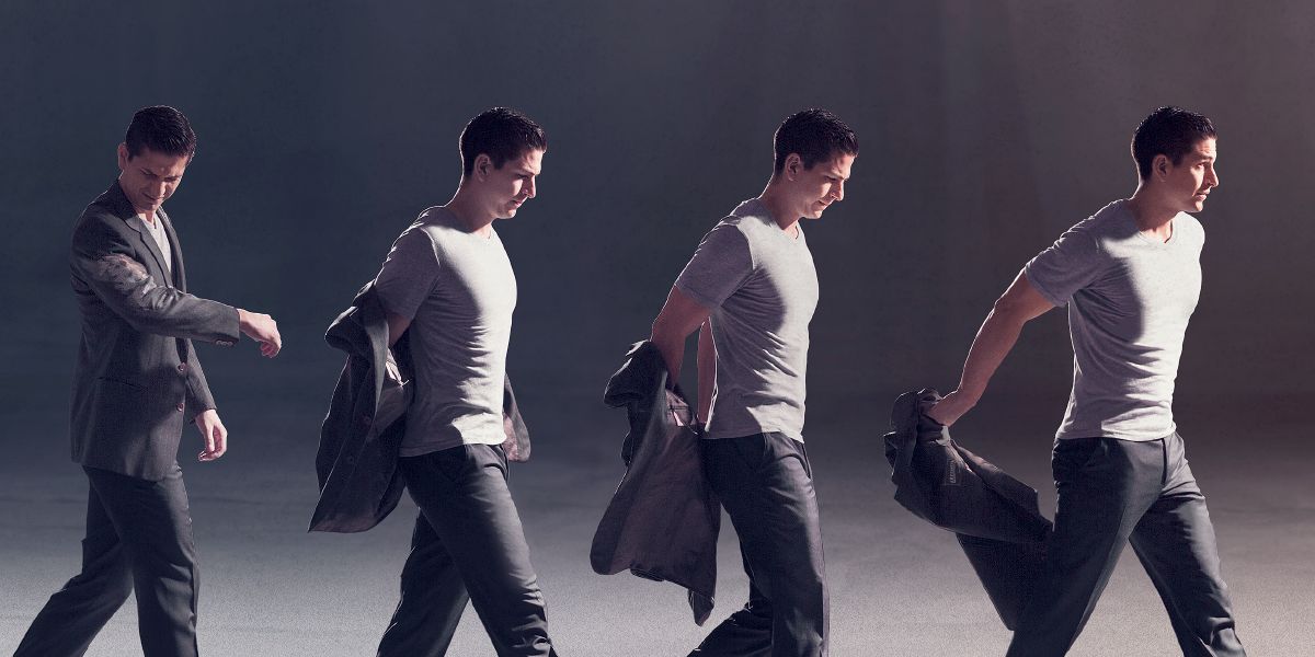 Saurang lalaki ngalaanan bajuna nu kotor