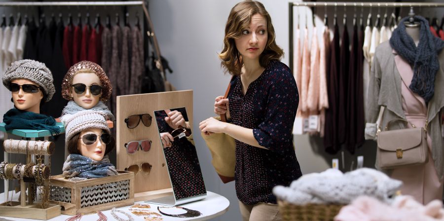 Hiji awéwé nu keur maok kaca panon di toko