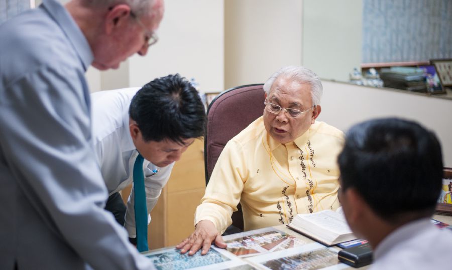Felix Fajardo nunjukkeun poto-poto manéhna salila ngawula di Filipina