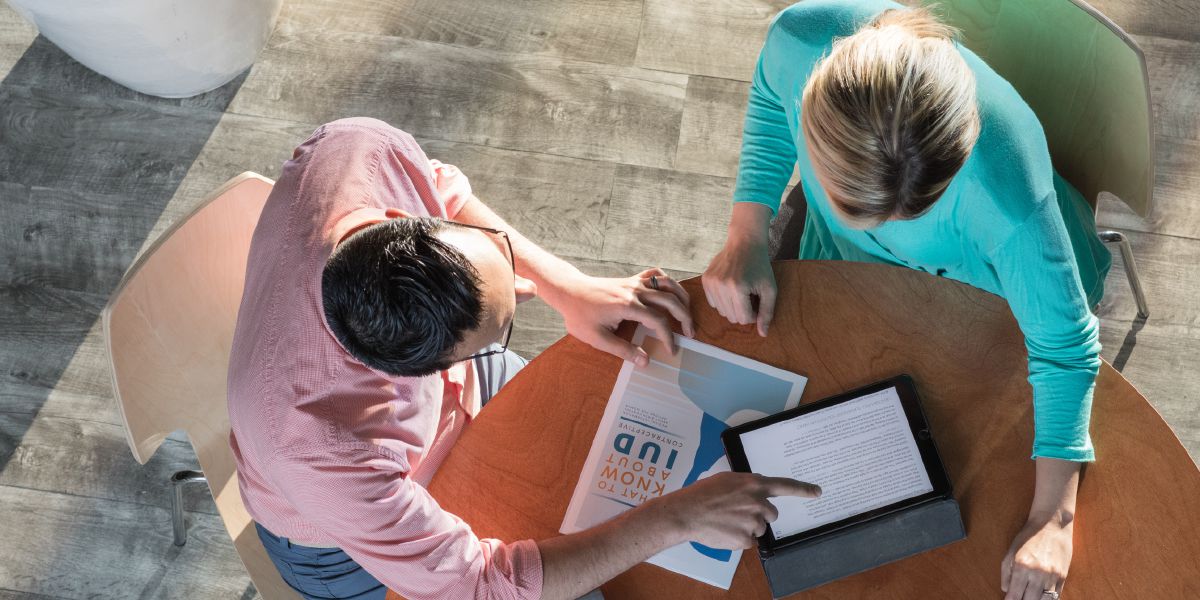 Sapasang salaki pamajikan keur risét ngeunaan IUD (intrauterine device)