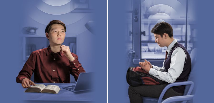 Saurang budak ngora ngadoa waktu keur palajaran pribadi jeung waktu keur numpak beus