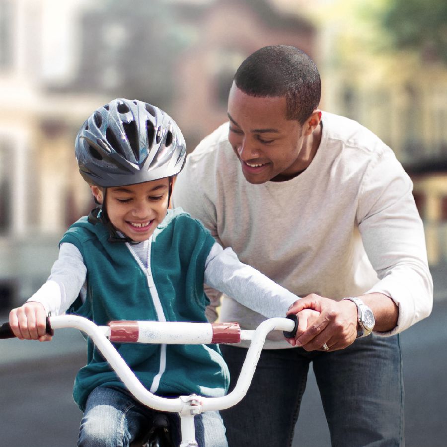 Saurang bapa ngajar budakna numpak sapédah