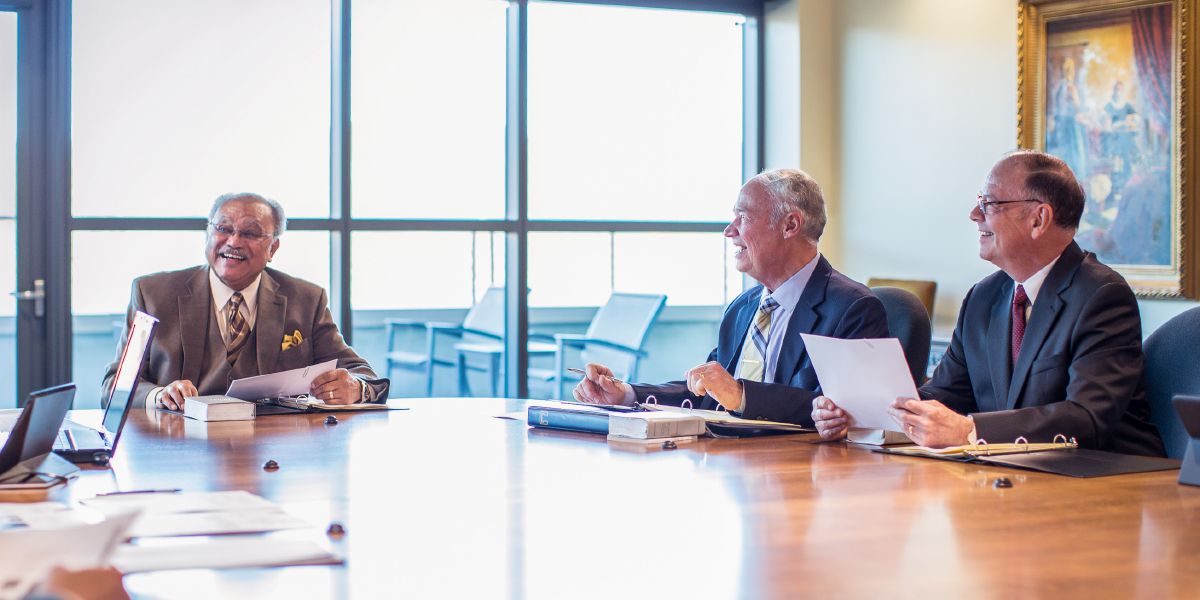 Samuel Herd jeung anggota Badan Pingpinan séjénna Stephen Lett sarta David Splane