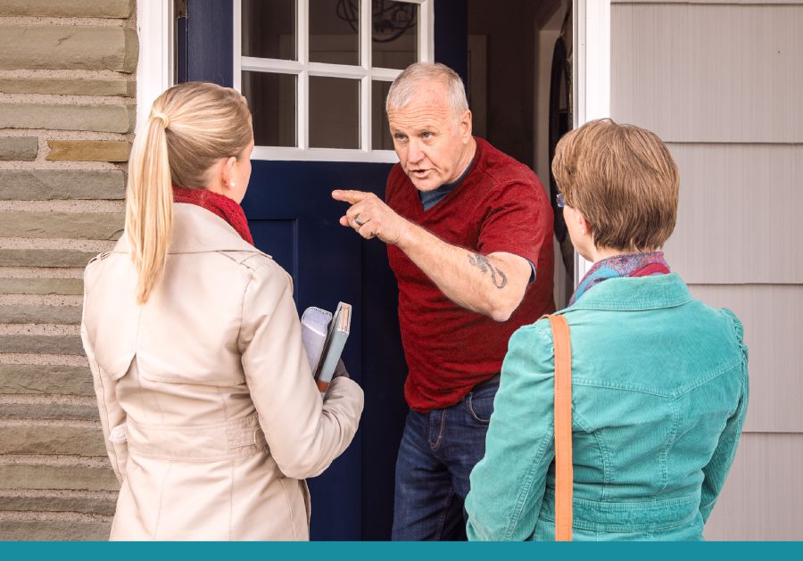 Saurang bapa tutunjuk ka dua Saksi nu ngetok panto imahna