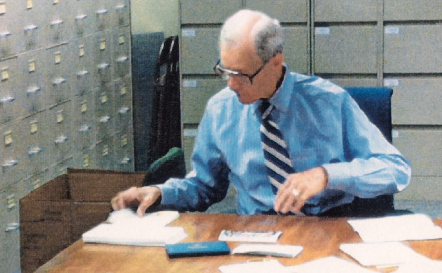 Charles Molohan keur nyiapkeun surat diploma pikeun lulusan Giléad