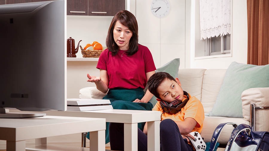 Saurang indung tetep tenang waktu mapatahan budakna nu kamalinaan maén video game nepi ka teu ngagawékeun tugas imah jeung tugas sakolana