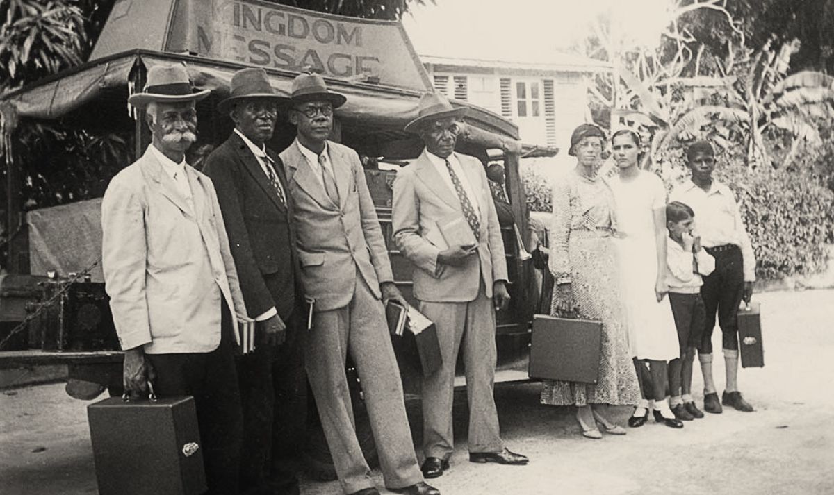 Kelompok nu maké mobil nu dipasangan sepéker ti Tunapuna