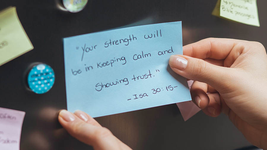 Manéhna nuliskeun Yesaya 30:15 dina kertas. Kertasna ditapelkeun dina kulkas.