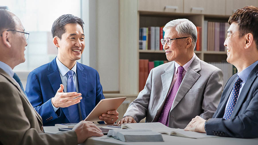 Dina rapat badan kokolot, saurang kokolot nu geus sepuh ngadéngékeun kokolot séjén nu ngora kénéh.