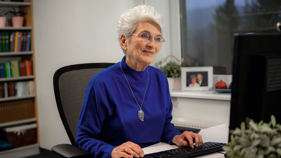 Sadérék Lois Didur digawé di kantor cabang Ukraina.