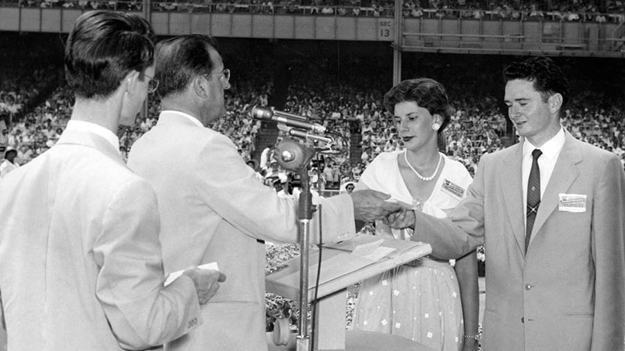 Nathan Knorr méré ijazah ka Kathleen jeung Harvey dina wisuda Gilead.