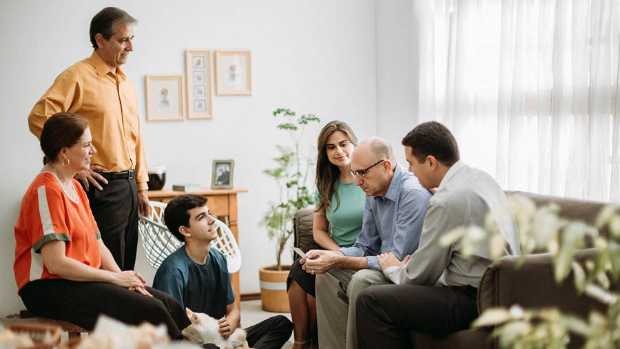 Saurang lalaki nu keur sedih ningalikeun hiji poto, tapi aya babaturanana keur ngalilipur manéhna.