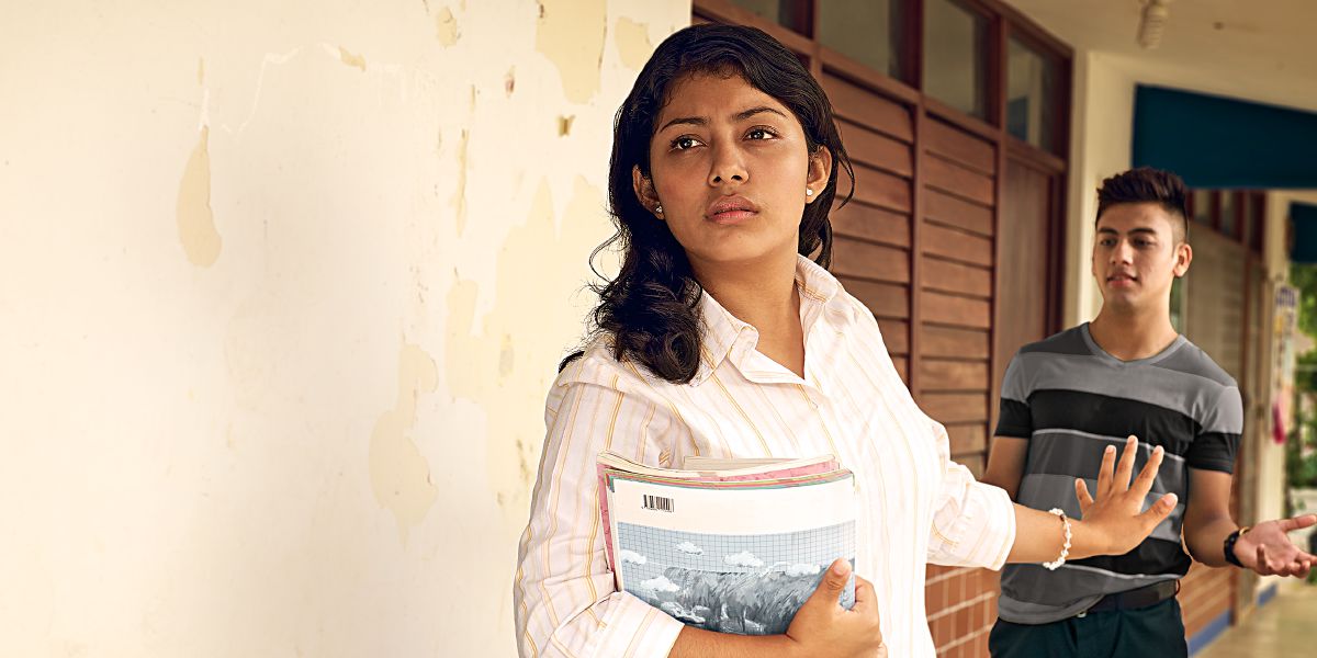 Budak awéwé nu nolak godaan ti babaturan lalakina