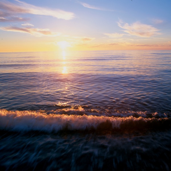 En vacker solnedgång över havet