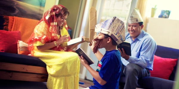 Familia ikiigiza hadithi ya Biblia katika ibada yao ya familia