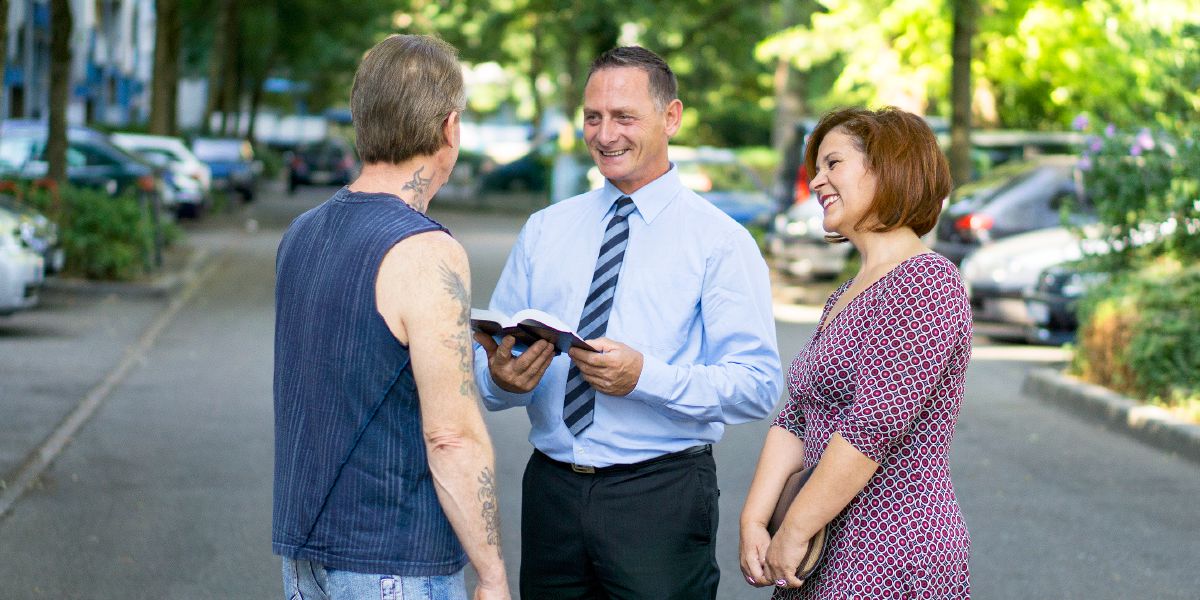 โยเซฟ เอเรนโบเกน กับ​ภรรยา​ประกาศ​กับ​ผู้​ชาย​คน​หนึ่ง