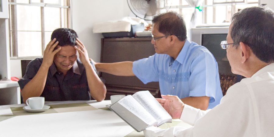 พยาน​พระ​ยะโฮวา​สอง​คน​ให้​กำลังใจ​พี่​น้อง​คริสเตียน