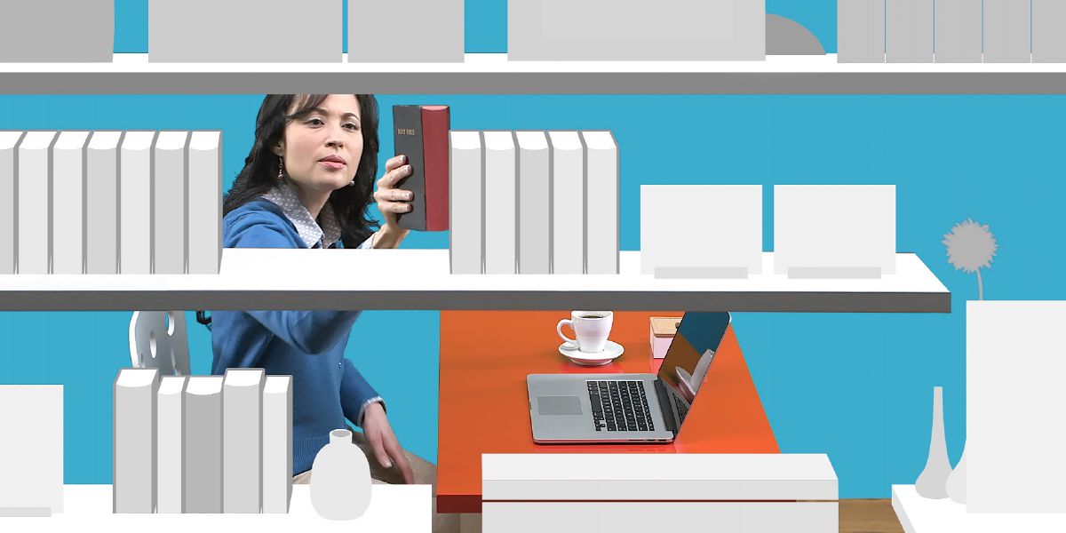 ผู้​หญิง​คน​หนึ่ง​หยิบ​คัมภีร์​ไบเบิล​จาก​ชั้น​หนังสือ